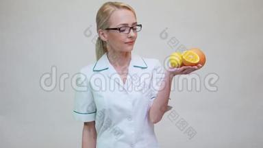 营养学家医生健康的生活方式概念-持有橙子、葡萄柚和柠檬水果